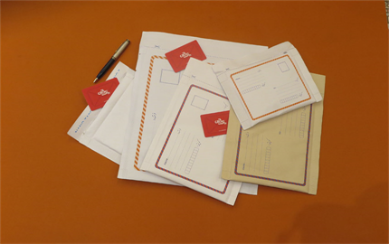 چه عواملی بر قیمت چاپ پاکت حبابدار تأثیر می‌گذارد؟